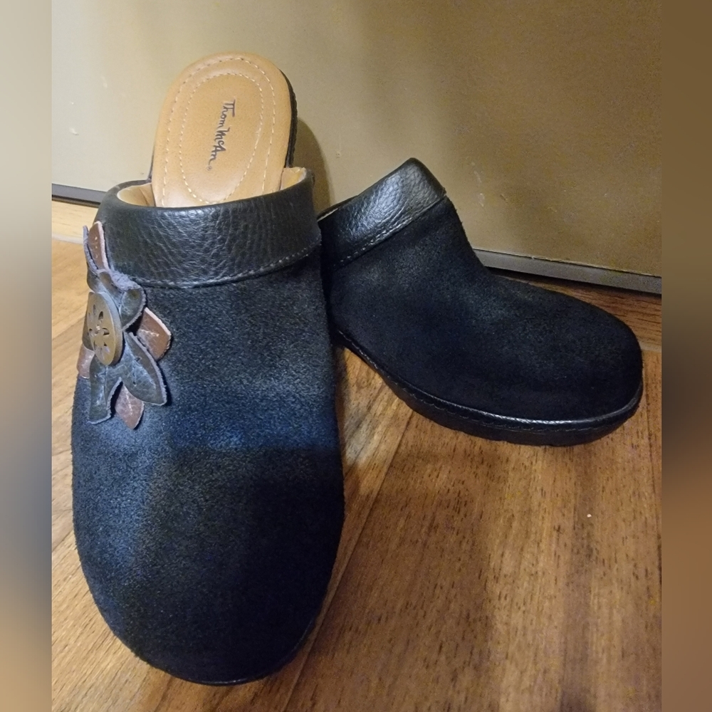 Thom McAn Carine Black Clogs with Flower Detail Size 6.5W - Picture 1 of 8